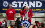 Le sénateur Bernie Sanders (C) et le président syndicat des ouvriers de l'automobile UAW Shawn Fain (G) s'expriment lors d'un rassemblement d'ouvriers du secteur en grève le 15 septembre 2023 à Detroit, Michigan
