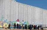 Des touristes israéliens le 7 février 2017 devant le mur érigé près de la frontière avec la bande de Gaza