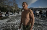 Eren Tör, dentiste retraité, se prépare pour un bain dans les eaux du détroit du Bosphore, dans le quartier de Bebek, à Istanbul, le 22 février 2025
