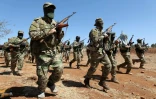 Des combattants syriens participent à des exercices militaires dans un camp d'entraînement du groupe jihadiste Hayat Tahrir al-Cham dans une région de la province syrienne d'Idleb, menacée d'une offensive du régime, le 14 août 2017
