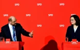 Le président du parti social-démocrate allemand Martin Schulz, au côté de la cheffe du groupe parlementaire du SPD, Andrea Nahles, lors d'un conférence de presse à Berlin, le 7 février 2018