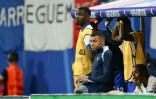 Les attaquants français Marcus Thuram (au fond) et Kylian Mbappé sur le banc lors du match de l'Euro-2024 entre la France et les Pays-Bas le 21 juin 2024 à Leipzig