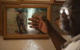 Un ancien soldat angolais montre une photo de lui à l'époque de l'apartheid à Pomfret, en Afrique du Sud, le 13 février 2017