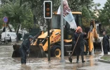 Des employés municipaux tentent de nettoyer une rue inondée dans la ville de Volos, dans le centre de la Grèce, le 6 septembre 2023