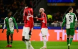 Le défenseur franbçais de l'AC Milan Théo Hernandez (centre) a été exclu contre le Feyenoord Rotterdam en barrage retour d'accession aux 8es de finale de la Ligue des champions le 18 février 2025 à Milan
