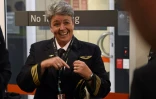Le commandant Lisa Norman s'adresse aux journalistes avant d'embarquer pour le vol inaugural de la liaison directe de la compagnie australienne Qantas entre Perth et Londres, le 24 mars 2018