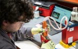 Un employé soude des batteries au lithium avec des cellules de batterie de seconde vie à l'usine VoltR à Verrières-en-Anjou, le 10 juin 2025 en Maine-et-Loire