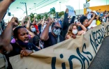 Manifestations de protestation devant un supermarché Carrefour de Porto Alegre, au Brésil, le 20 novembre 2020.