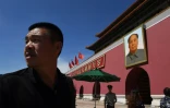 Un homme marche devant le portrait de l'ancien dirigeant chinois Mao Tsé-toung le 9 septembre 2016 sur la place Tiananmen à Pékin