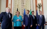 Le Premier ministre britannique Boris Johnson, la Chancelière allemande Angela Merkel, le Président français Emmanuel Macron, le Premier ministre démissionnaire italien Giuseppe Conte, et le Président du Conseil européen Donald Tusk posent lors d'une rencontre peu avant l'ouverture officielle du G7 à Biarritz, le 24 août 2019.