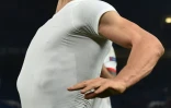 L'attaquant du PSG Zlatan Ibrahimovic lance son maillot Ă des supporteurs Ă la fin du match victorieux face Ă Chelsea en Ligue des champions Ă Stamford Bridge, le 9 mars 2016