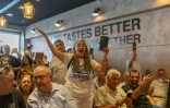 Des partisans du Premier ministre israélien Benjamin Netanyahu, attendent son arivée dans un café à Dimona, le 21 octobre 2026 en Israël