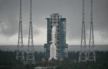 Une fusée Longue Marche 5, transportant la sonde lunaire Chang'e-6, sur son pas de tir au Centre de lancement spatial de Wenchang, dans la province du Hainan, dans le sud de la Chine, le 3 mai 2024