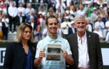 Entouré d'Amélie Mauresmo, directrice du tournoi, et de Gilles Moretton, président de la FFT, Richard Gasquet reçoit un trophée récompensant l'ensemble de sa carrière.