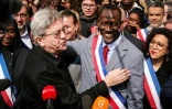 Le fondateur de LFI Jean-Luc Mélenchon (g.) s'adresse à la presse à côté du maire de Saint-Denis Bally Bagayoko (c.), le 4 avril 2026 à Saint-Denis (Seine-Saint-Denis)