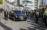 Le corbillard transportant le cercueil de l'écrivain péruvien Mario Vargas Llosa quitte son domicile pour se rendre au crématorium de Lima, le 14 avril 2025