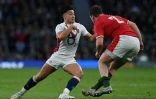 L'ouvreur anglais Marcus Smith crochète le talonneur gallois Ryan Elias, lors de leur match du Tournoi des Six nations, le 26 février 2022 au Stade de Twickenham à Londres
