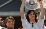 Bernard Tapie (2e à g) en compagnie des joueurs marseillais Marcel Desailly (g) et Eric Di Meco, après la victoire de l'Olympique de Marseille en Coupe d'Europe des clubs champions, le 1er juin 1993 à Marseille