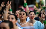 Des femmes habillées et coiffées comme Evita Peron participent à une marche à la veille de l'investiture du nouveau président argentin Alberto Fernandez, le 9 décembre 2019 à Buenos Aires