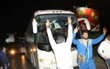 Des bus transportant des Syriens évacués de deux localités assiégées par les rebelles transitent par Beyrouth le 29 décembre 2015