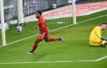 Le milieu de terrain du Bayern Munich, Serge Gnabry, marque le 2e but face au Werder BrĂŞme, lors de leur match de Bundesliga, le 13 mars 2021 Ă BrĂŞme