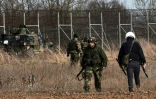 Des officiers de police de l'armée grecque patrouille le long de la frontière greco-turque le 1er mars 2020 à Kastanies
