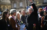 Jean-Luc Mélenchon (c), candidat du parti "la France Insoumise" à l'éléction présidentielle, lors d'un rassemblement à Paris, le 20 mars 2022