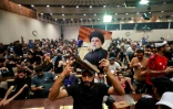 Des partisans de l'influent leader politique chiite Moqtada Sadr dans l'enceinte du Parlement situé dans la zone verte ultra-sécurisée de Bagdad, le 30 juillet 2022 