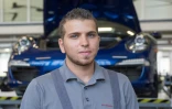 Ammar Alkhouli, 19 ans réfugié de Syrie, pose au centre de formation de Porsche, à Stuttgart le 27 juillet 2016 où il apprend la mécanique dans le cadre d'un stage d'intégration