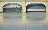 Le barrage de Sukkur sur le fleuve Indus en crue, dans le sud du Pakistan, le 28 août 2022

