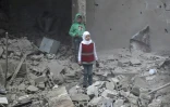 Des enfants syriens au milieu des destructions à Hammouriyé dans la partie rebelle de la Ghouta orientale, bombardée par le régime, le 22 février 2018 