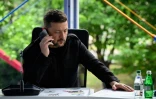 Le président ukrainien Volodymyr Zelensky au téléphone lors d'une réunion du sommet de la Communauté politique européenne (CPE), à Tirana, le 16 mai 2025 en Albanie