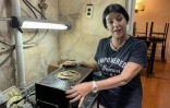 Tania Duyos montre l'une de ses caves à cigares dans son atelier de La Havane, le 5 septembre 2023 à Cuba