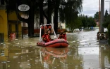 Des pompiers en canot dans une rue inondée du quartier du Ponte Vecchio à Cesena, après des inondations en Italie, le 17 mai 2023

