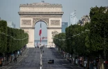 Les Champs-Elysées déserts à Paris, le 8 mai 2020 avant quelques cérémonies de commémorations pour marquer la fin de la Seconde guerre mondiale