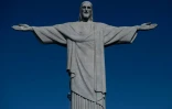 Un ouvrier en rappel sur la statue du Christ rédempteur, le 24 mars 2021 à Rio de Janeiro, au Brésil