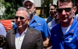 L'émissaire américain Steve Witkoff (G) arrive à Tel-Aviv pour rencontrer les familles d'otages israéliens, le 2 août 2025