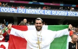 Il faudra un miracle pour que l'Italie batte les All Blacks, semble penser ce supporter italien déguisé en pape, lors du match Italie-Uruguay de coupe du monde le 20 septembre à Nice.