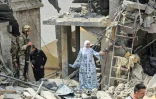 Une femme dans les décombres d'un bâtiment touché par une frappe aérienne israélienne sur Tyr, le 28 mai 2026 dans le sud du Liban