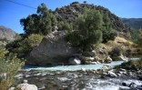 Le fleuve Mapocho au pied des Andes, en périphérie de Santiago, le 28 avril 2026 au Chili
