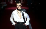 Un mannequin défile pour Dolce & Gabbana à Milan, le 18 janvier 2025