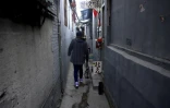 Dans cette rue de Pékin, un diseur de bonne aventure perpétue une tradition millénaire: trouver un nom de bon augure en fonction de la date et de l'heure de naissance d'un enfant, le 28 février 2017