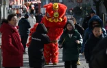 Une danse du lion dans une rue de Pékin à la veille de la nouvelle année lunaire du serpent, le 28 janvier 2025
