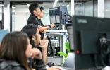 Des analystes au centre de commandement de la société américaine Digital Realty, le 2 septembre 2026 à Singapour 