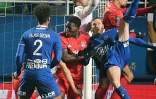 L'attaquant troyen Renaud Ripart tente de tromper le gardien portugais de Lyon, Anthony Lope, lors de la 21e journée de Ligue 1, le 16 janvier 2022 au Stade de l'Aube