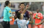 L'attaquant de l'OM Lucas Campos (en bas) tombe à terre après une altercation avec l'attaquant vedette du PSG Neymar au Vélodrome, le 22 octobre 2017