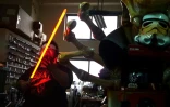 L'artisan Makoto Tsaï fabrique des sabres laser pour les fans de Star Wars, dans son atelier à Nouveau Taipei, le 22 avril 2019 à Taïwan