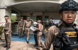 Des policiers en faction devant la maison des grands-parents de l'adolescent tueur, dans la province de Nonthaburi au nord de la capitale thaïlandaise Bangkok, le 7 août 2026