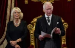 Le roi Charles III (droite) s'adresse au conseil d'accession au Palais St James de Londres (Royaume-Uni) en compagnie de son épouse, la reine consort Camilla (gauche), le 10 septembre 2022