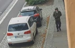 Un homme armé, suspecté d'être l'auteur d'une attaque contre la synagogue de Halle (Allemagne), sur une capture d'écran d'ATV-Studio Halle, le 9 octobre 2019